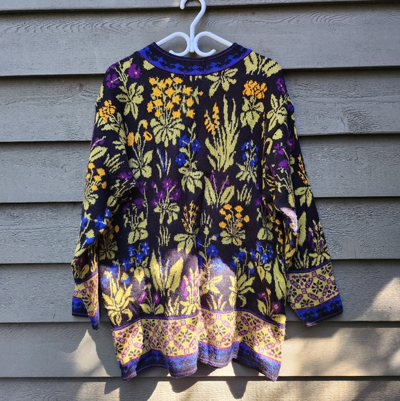 Vintage Nordic Style Floral Knit Sweater - Picture 3 of 16